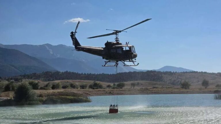 Helikopter OSBiH izbacuje vodu na požar na Čvrsnici