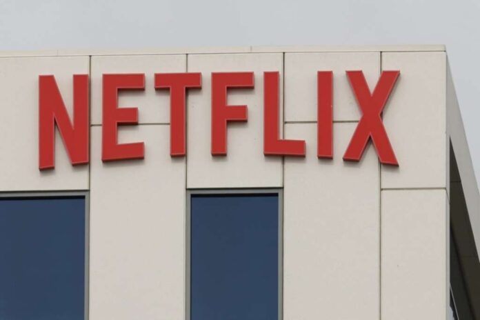 Netflix logo i prikaz streaming platforme tokom najave otpuštanja zaposlenih