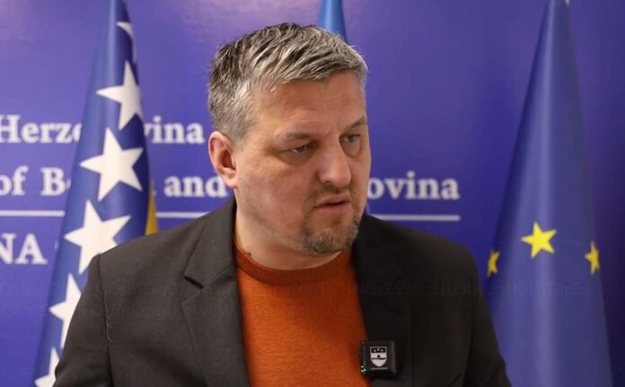 Policijski službenik u uniformi i pravila izgleda u policiji Unsko-sanskog kantona
