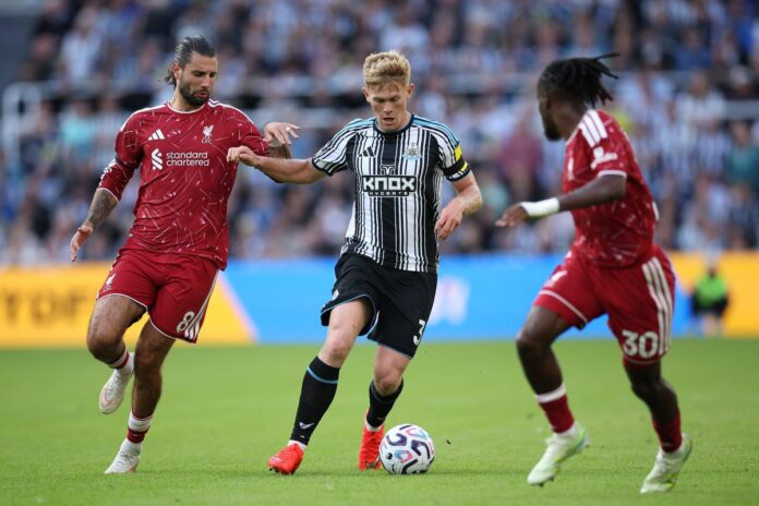 Lewis Hall u dresu Newcastle Uniteda tokom fudbalske utakmice