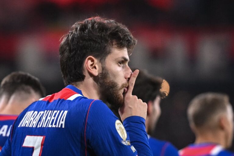 Khvicha Kvaratskhelia u dresu PSG-a tokom utakmice protiv Barcelone