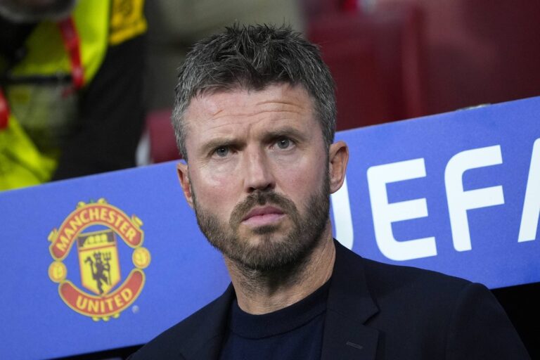 Igrači Manchester Uniteda pružaju podršku Michaelu Carricku