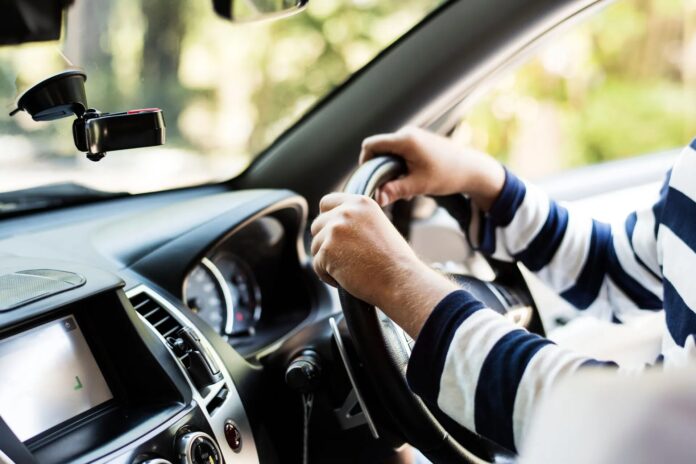 Mehaničar pregledava automobil zbog neobičnih zvukova