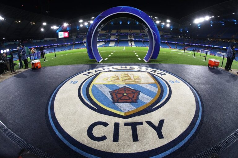 Grb Manchester Cityja uz oznaku Fudbalskog saveza Engleske