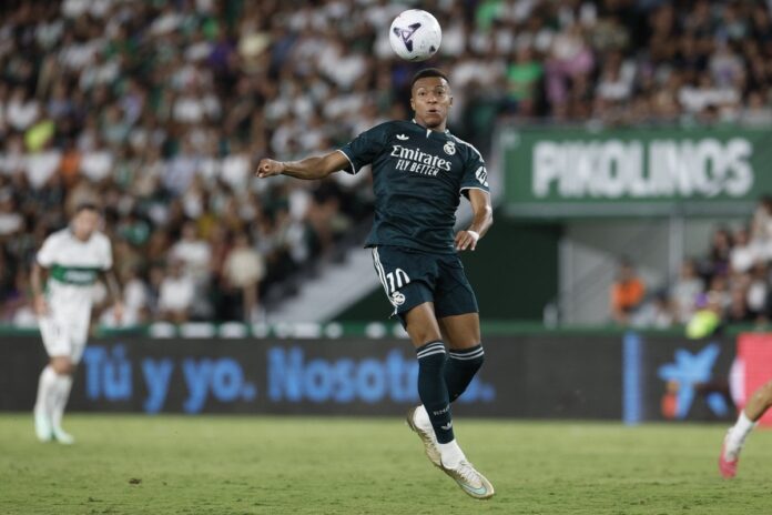 Kylian Mbappe u dresu Real Madrida tokom fudbalske utakmice