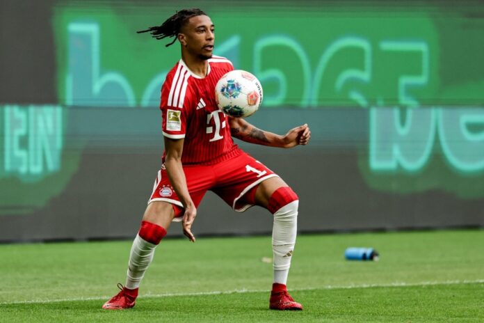 Michael Olise u dresu Bayerna tokom fudbalske utakmice