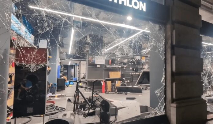 Policija i vojska na ulicama Milana nakon nasilnih demonstracija