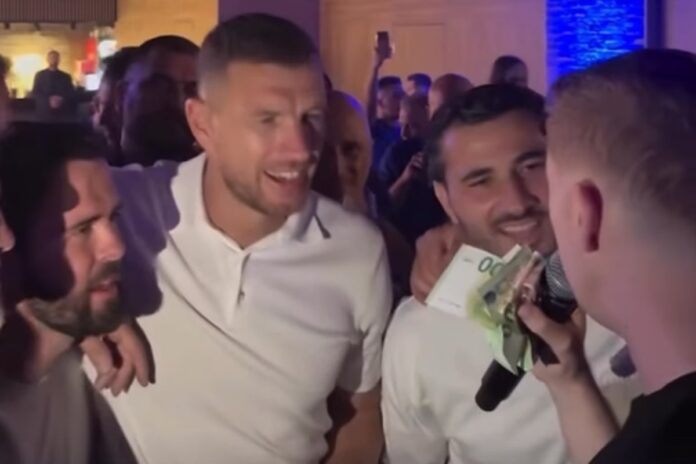 Edin Džeko, Sead Kolašinac i Miralem Pjanić slušaju pjesmu nakon oproštaja od reprezentacije