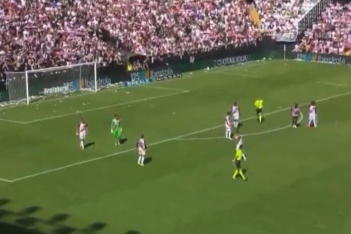 Navijači Rayo Vallecana ubacuju papirne avione na teren tokom utakmice protiv Athletic Bilbaa Navijači Rayo Vallecana ubacuju papirne avione na teren tokom utakmice protiv Athletic Bilbaa