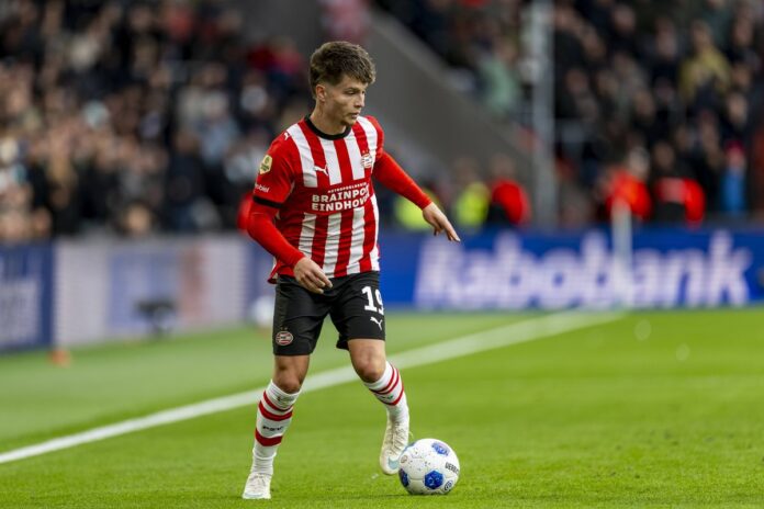 Esmir Bajraktarević u dresu PSV-a tokom utakmice protiv Feyenoorda