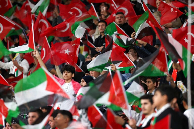 Protestanti s palestinskim zastavama ispred stadiona Aviva u Dablinu