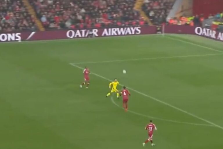 Virgil van Dijk tokom utakmice Liverpoola i Villarreala na Anfieldu