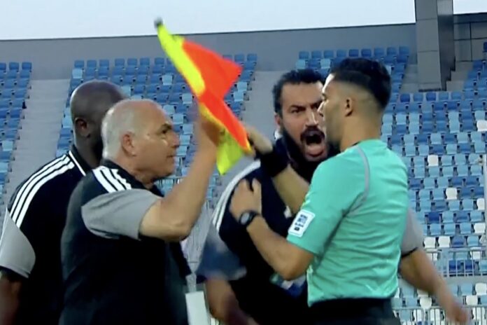 Golman Tunisa Salim Bouaskar u kaznenom prostoru Libije tokom utakmice U-20 reprezentacija