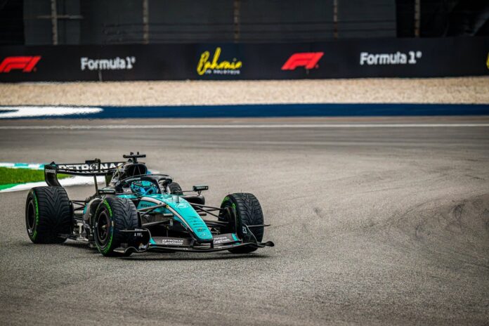 George Russell u bolidu Mercedesa tokom utrke Formule 1 u Singapuru George Russell u bolidu Mercedesa tokom utrke Formule 1 u Singapuru