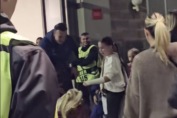 Haris Tabaković druži se s djecom ispred stadiona u Grazu Haris Tabaković druži se s djecom ispred stadiona u Grazu