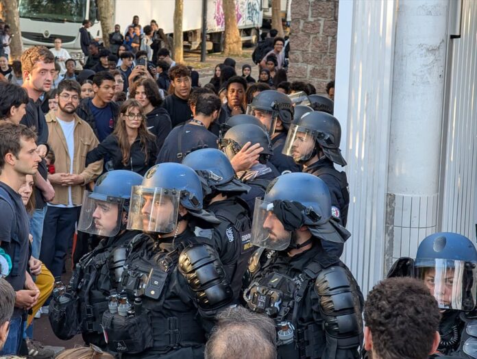 Protesti i blokade ispred francuske srednje škole