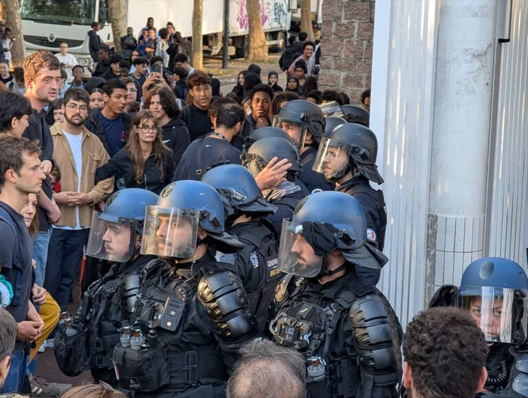 Protesti i blokade ispred francuske srednje škole