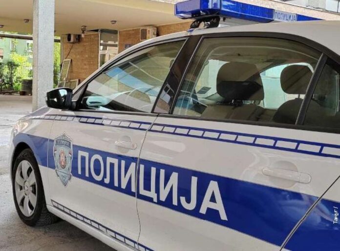 Evakuisani učenici ispred škole nakon dojave o bombi u Srbiji Evakuisani učenici ispred škole nakon dojave o bombi u Srbiji