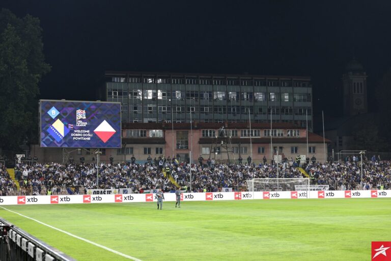 Robert Podolinski i Jacek Laskowski tokom komentarisanja utakmice na stadionu Bilino polje