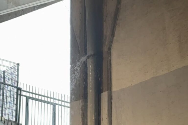 Voda prodire kroz krov stadiona Poljud tokom derbija Hajduka i Dinama