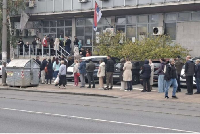 Kolona građana na graničnom prijelazu prema Srbiji tokom izbornog dana
