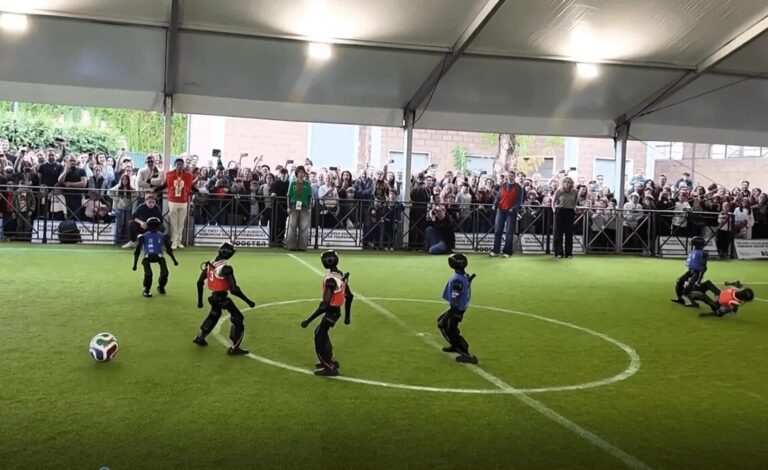 Humanoidni roboti igraju fudbal u finalu RoboCup turnira u Rimu