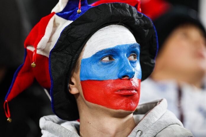 Košarkaška lopta i znak FIBA-e uz temu mogućeg povratka Rusije