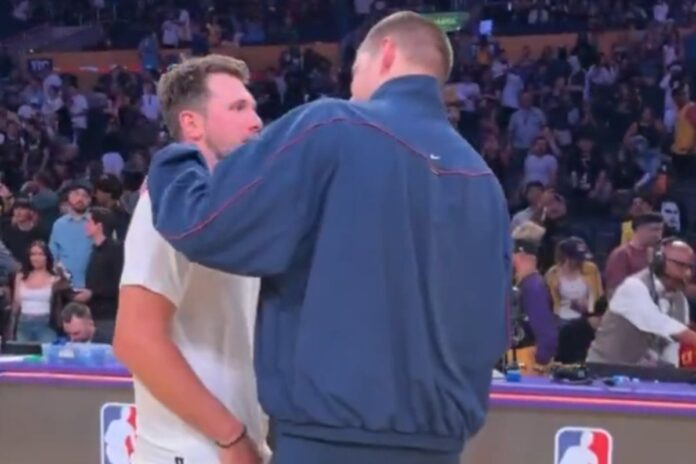 Nikola Jokić i Luka Dončić razgovaraju nakon pripremne NBA utakmice