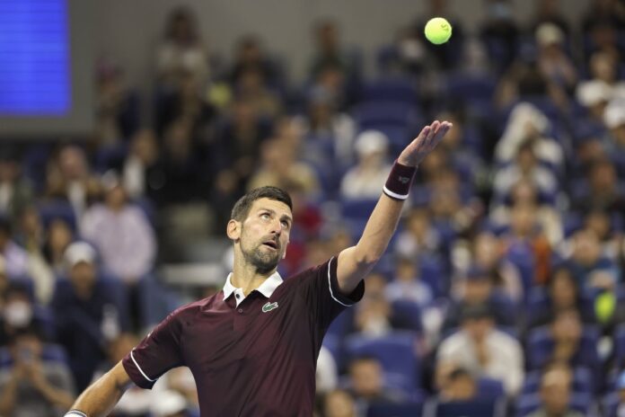 Novak Đoković s trofejem nakon osvajanja ATP turnira u Pekingu Novak Đoković s trofejem nakon osvajanja ATP turnira u Pekingu