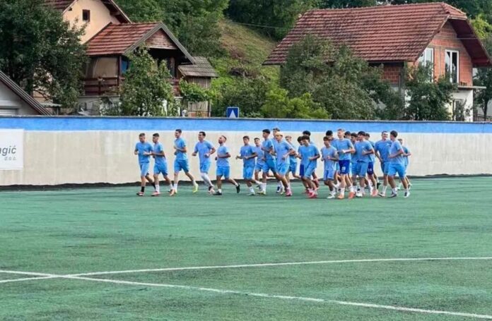 Fudbaleri i omladinske selekcije FK Tuzla Cityja na terenu