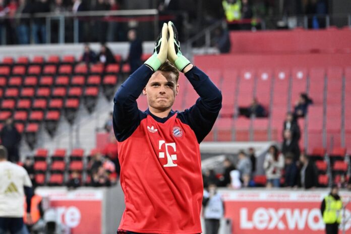 Jonas Urbig brani za Bayern protiv Freiburga