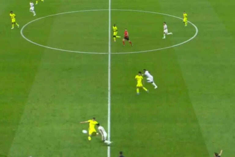 Vinicius Junior dobija crveni karton nakon VAR pregleda protiv Villarreala